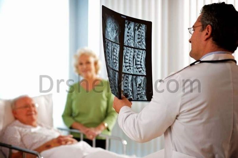 بعد از جراحی تنگی کانال نخاعی بیمار به مراقبت های زیادی احتیاج دارد